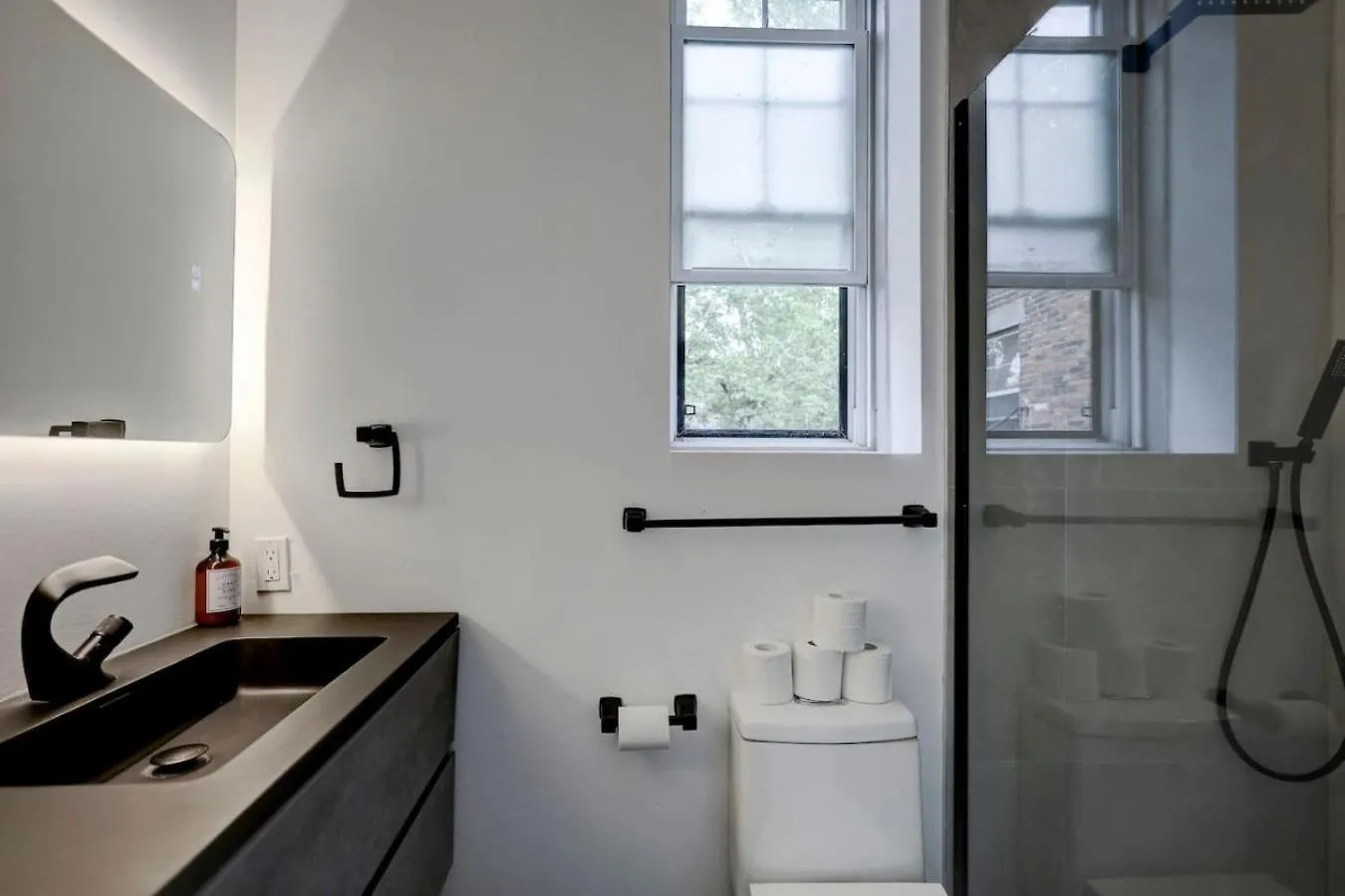 Prime Location Lovely 3Br Downtown Mtl Zj1 Montreal 0*,  Canada